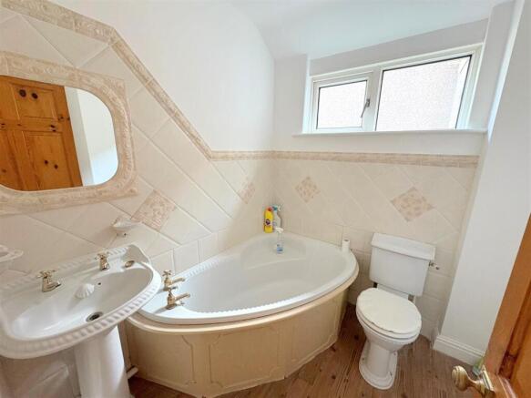 Bathroom a.jpg