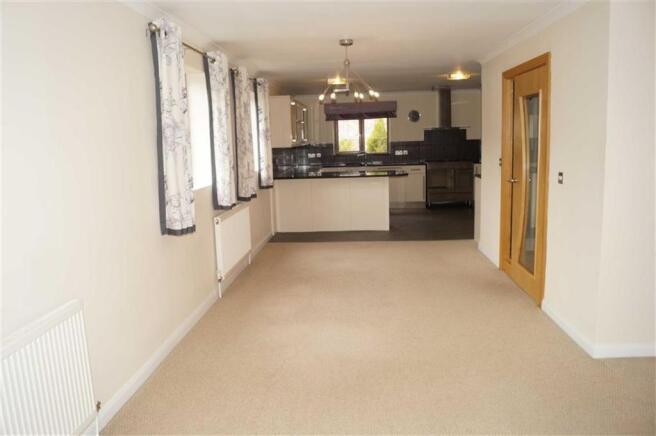 OPEN PLAN LOUNGE/DINING/KITCHEN AREA