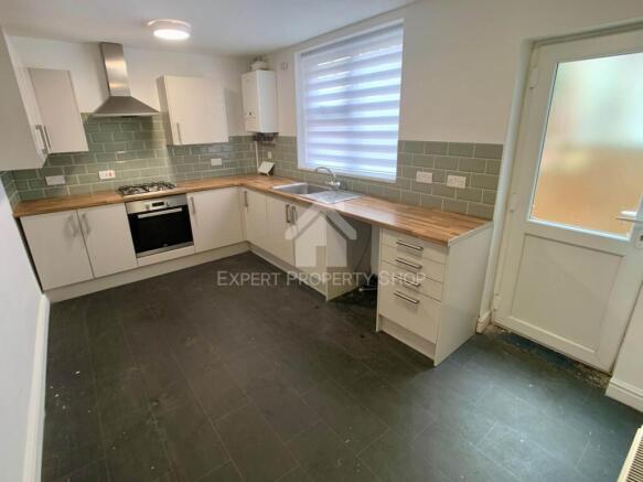 4 bed House to rent Image 4