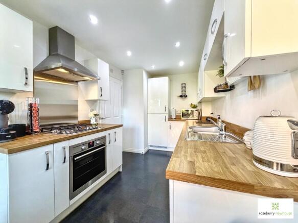 4 bed Detached for sale Image 10