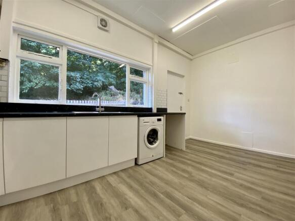 3 bed Terraced to rent Image 3
