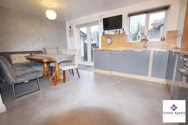4 bed Semi-Detached for sale Image 8