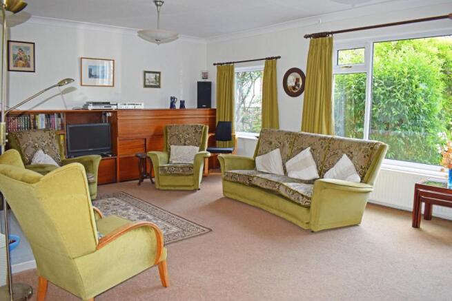 26 Orchard Croft, lounge b.jpg