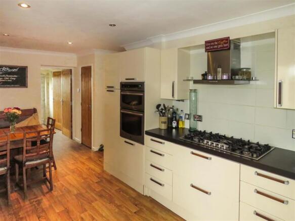 Kitchen 4.JPG