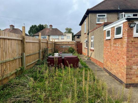 SIDE & REAR GARDENS