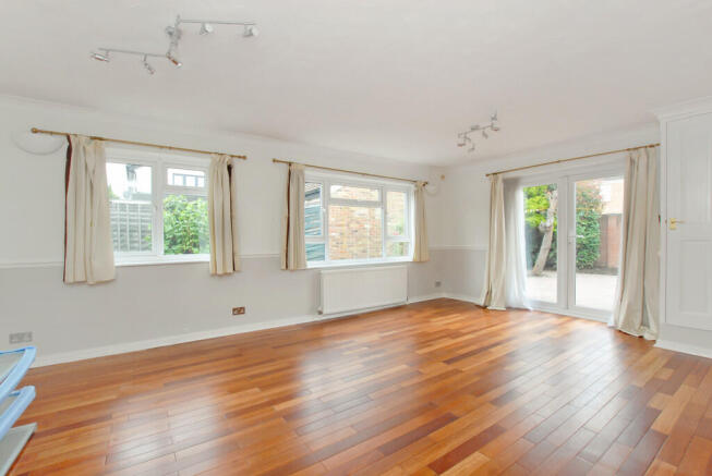 185 ROCHFORD GARD...