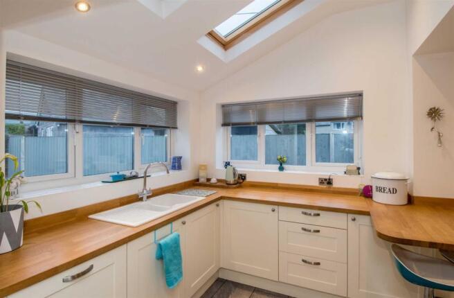 KITCHEN/BREAKFAST ROOM