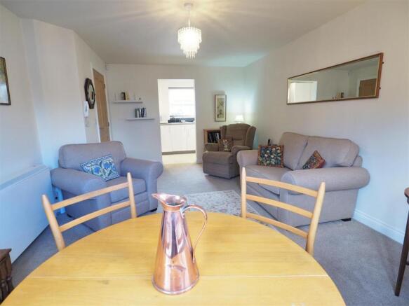 Open Plan Living/Dining Room Into Kitchen 445