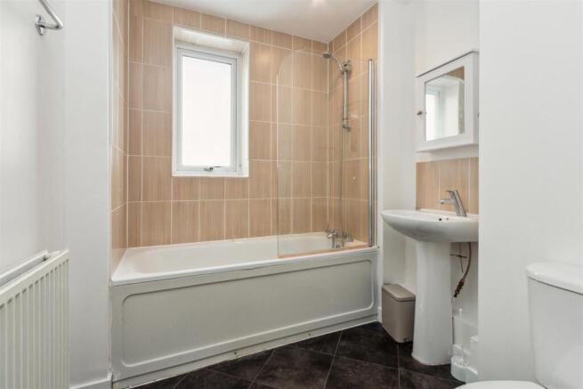 F7 122 Tooting High Street SW17 bathroom 1.jpg