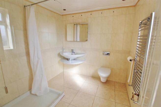 EN-SUITE SHOWER ROOM