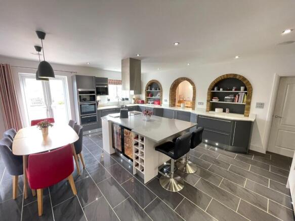 KITCHEN/BREAKFAST ROOM