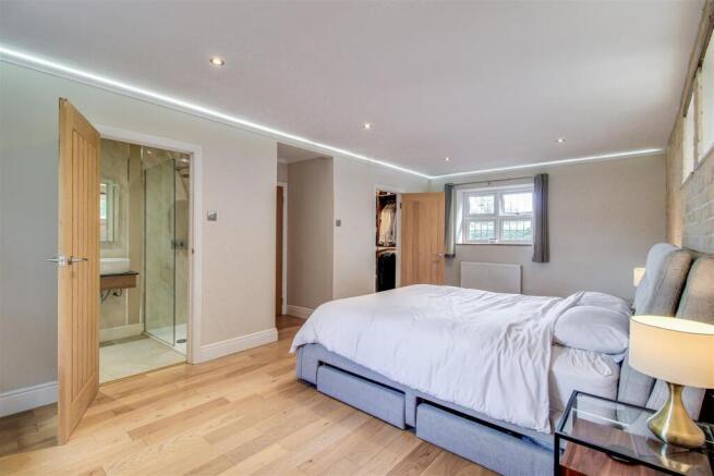 4 bed Semi-Detached for sale Image 8