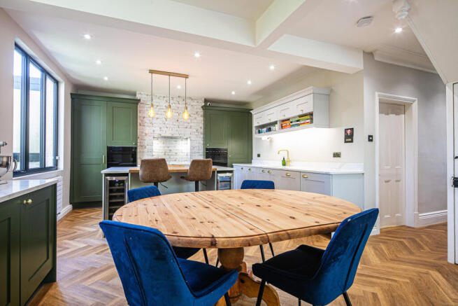 4 bed Semi-Detached for sale Image 6