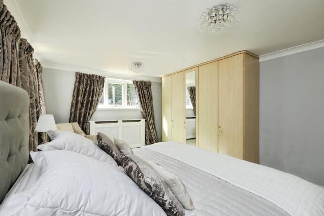 4 bed Detached for sale Image 9