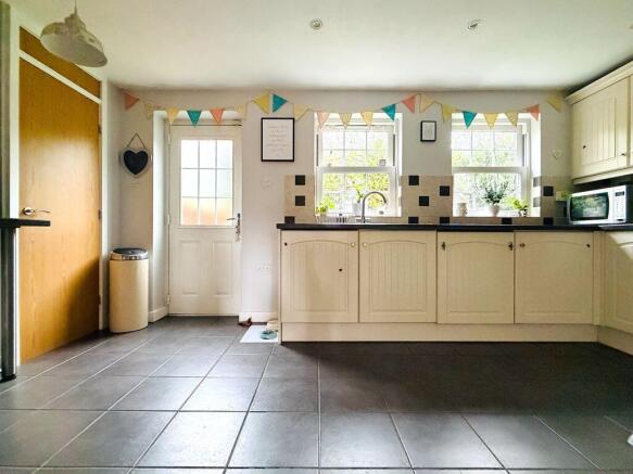 4 bed Semi-Detached for sale Image 6