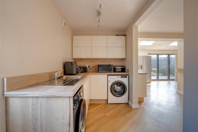 6 bed Detached for sale Image 9