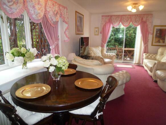 LOUNGE/DINER