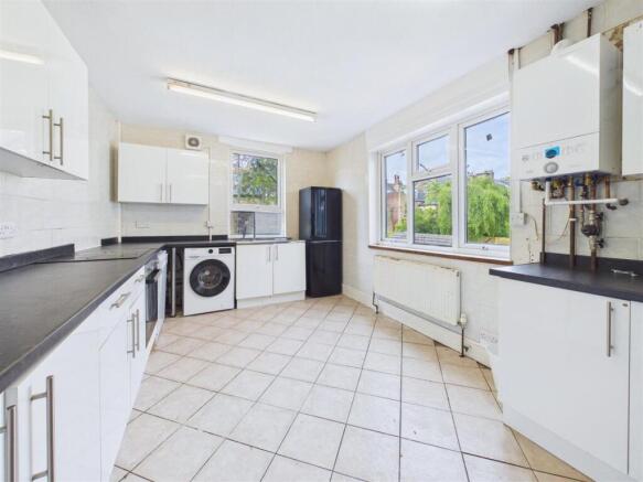 6 bed Semi-Detached for sale Image 6