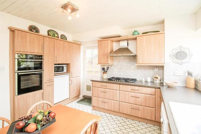 5 bed Detached for sale Image 4