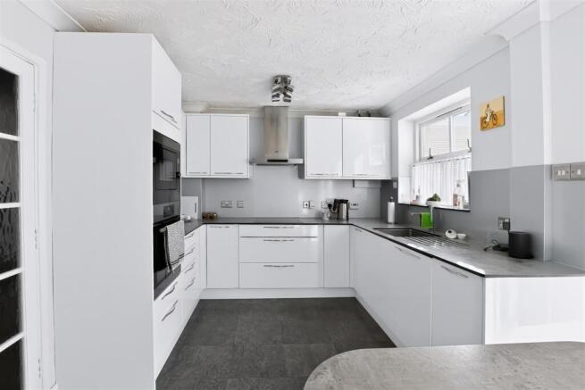 KITCHEN/BREAKFAST ROOM
