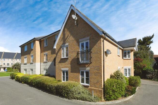 2-bed flat on Greenland Gardens, Great Baddow, Chelmsford, Essex, CM2, £250,000