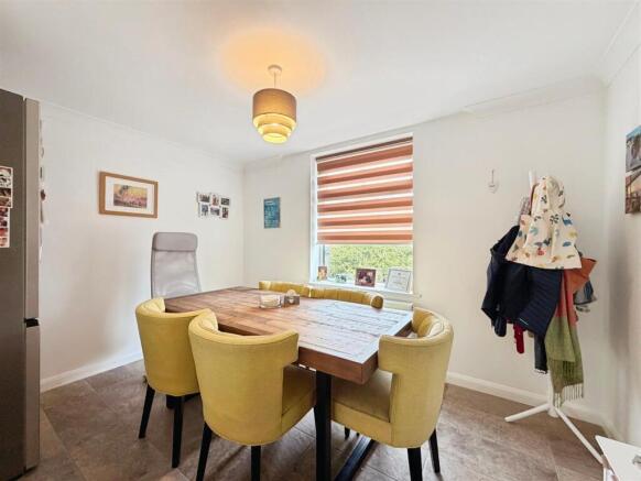 4 bed Semi-Detached for sale Image 4