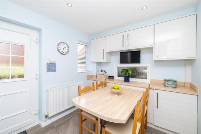 4 bed Detached for sale Image 4