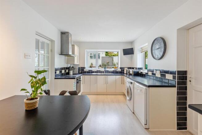 A11 - Pine Lodge Copythorne Road Brixham - 250609.