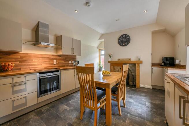 4-Kitchen-diner-stylish.jpg