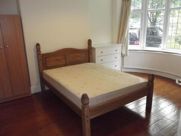 Bright double room with wooden floors and large...