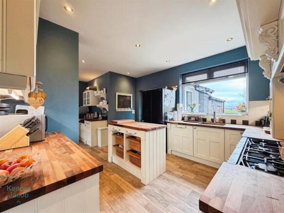 4 bed Detached for sale Image 9