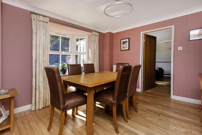 5 bed Detached for sale Image 11