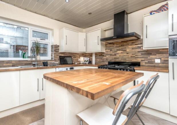 4 bed Detached for sale Image 9