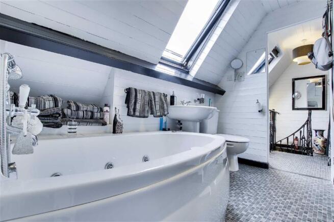 EN-SUITE BATHROOM