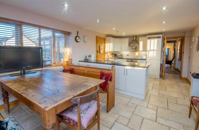 KITCHEN/DINING ROOM
