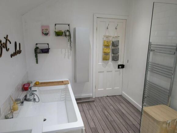 BATH/SHOWER ROOM 