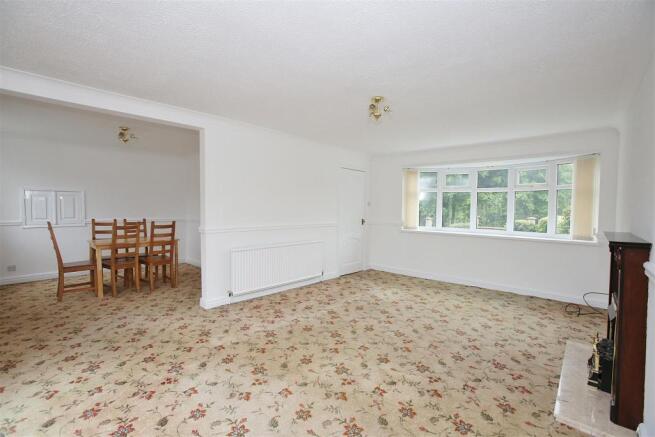 LOUNGE / DINING ROOM
