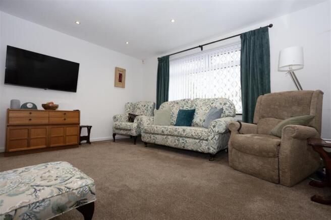 Park Crescent, Eastwood, Nottingham photo 3