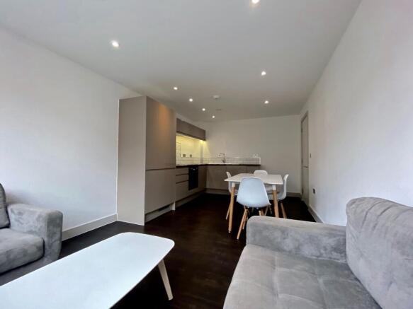 2 bed Apartment to rent Image 4