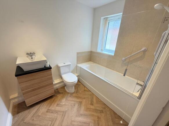 2 bed Apartment to rent Image 11