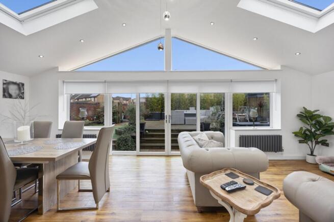 Extended living & dining
