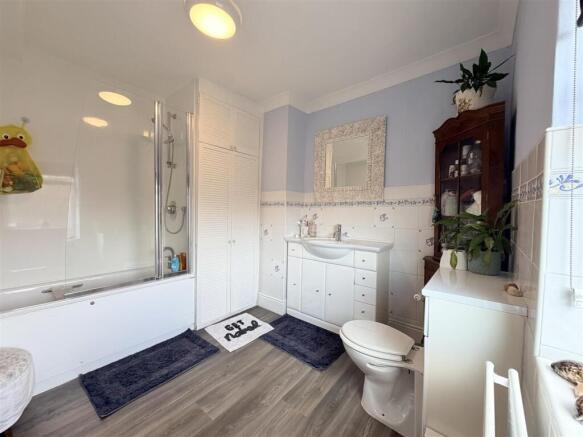 4 bed House for sale Image 11