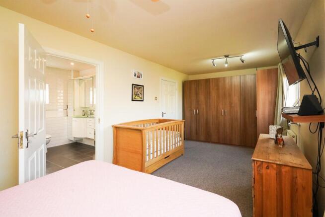 4 bed Detached for sale Image 11