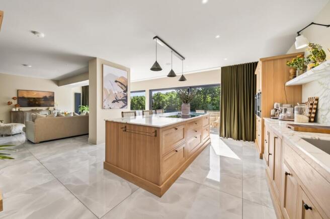 4 bed Detached for sale Image 8