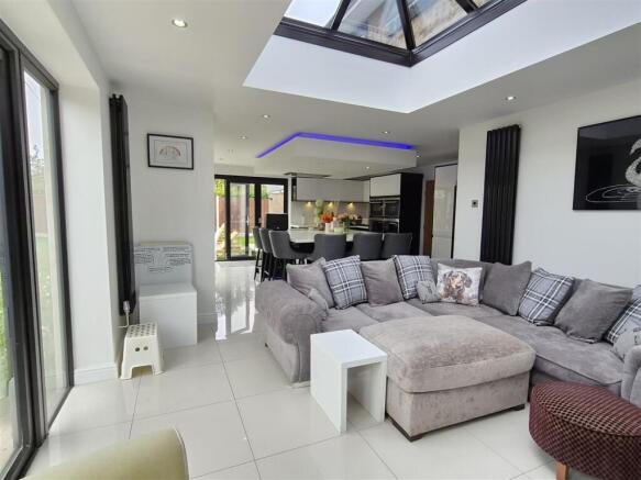 OPEN PLAN LIVING/DINING KITCHEN