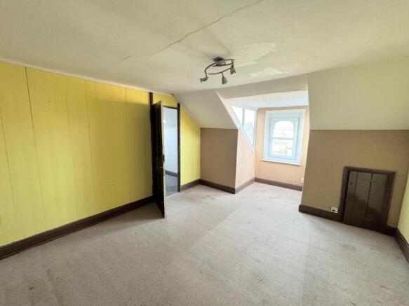 BEDROOM (FRONT)