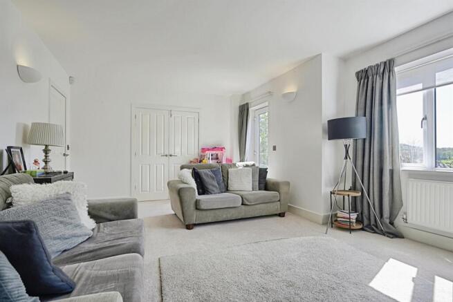5 bed Detached for sale Image 8