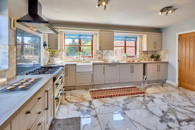 4 bed Detached for sale Image 12