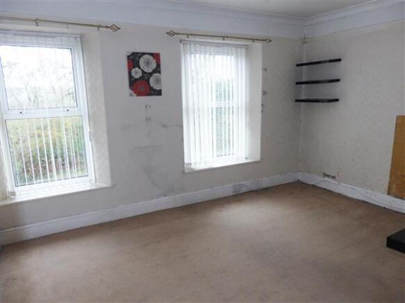 FRONT BEDROOM 1 :