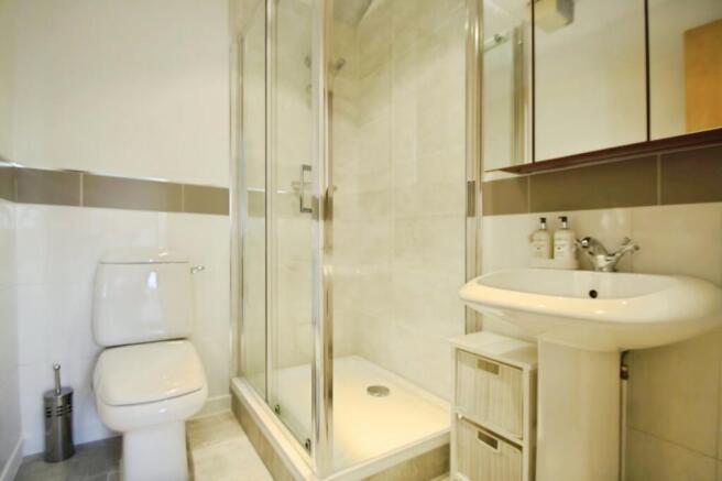 3 bed Flat to rent Image 12